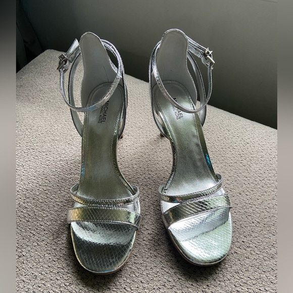 Michael Kors Kimberly Metallic Snake Embossed Leather Sandal Silver 7M NWB - Picture 2 of 6